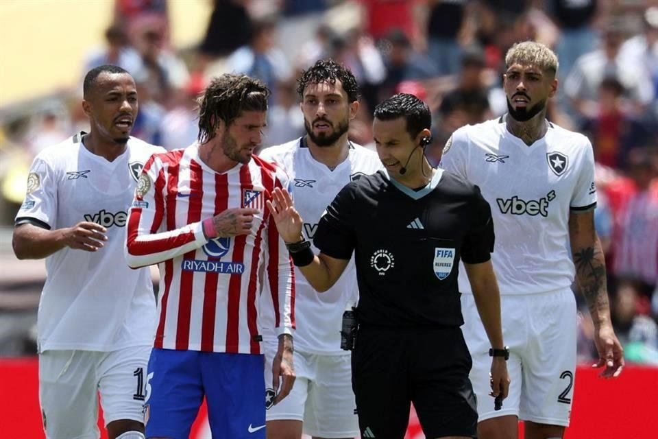El trabajo del árbitro mexicano, César Ramos (de negro), no dejó contentos a los jugadores del Atlético.