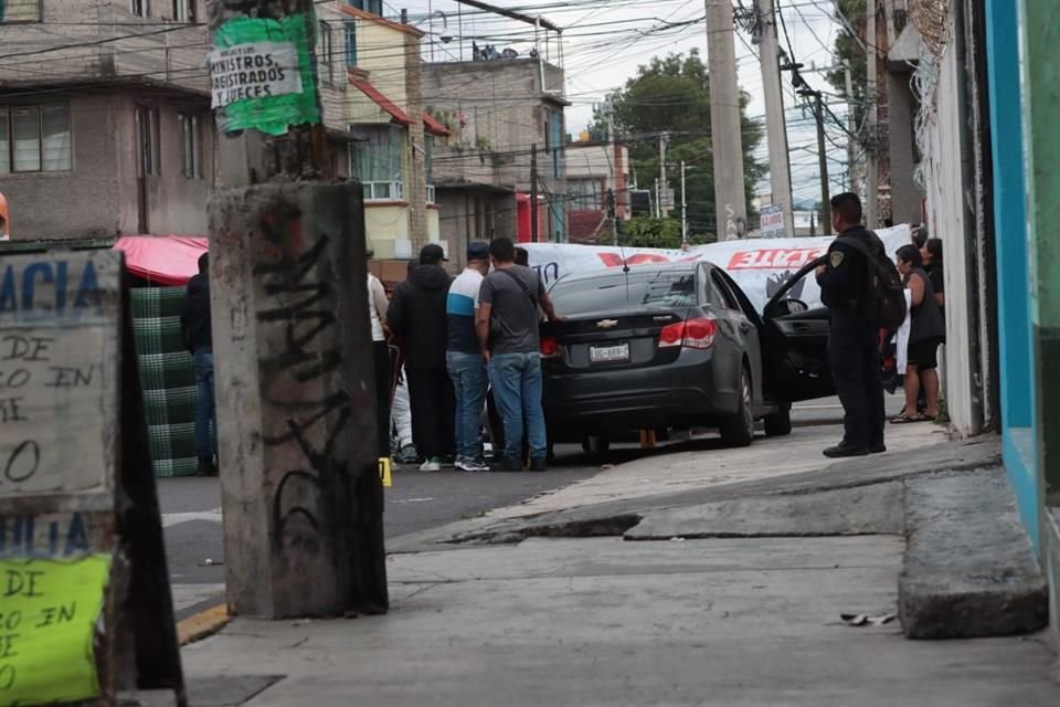 Un hombre, de 21 años, fue atacado a tiros al interior de su auto mientras circulaba en calles de Tláhuac.