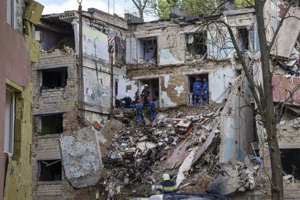 Rescatistas buscan entre los escombros luego de un ataque ruso en Kiev, el 23 de junio.