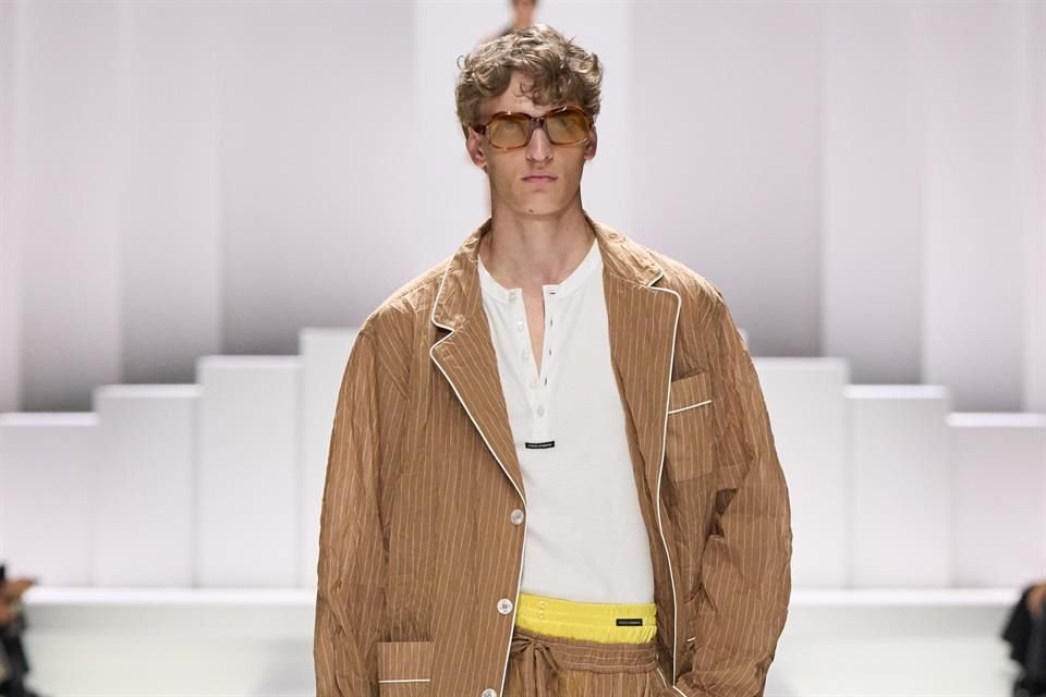 La paleta de colores incluye tonos neutros y sobrios como beige, azul marino, crema, negro, café y verde, salpicados con estampados de lunares y animal print de leopardo.