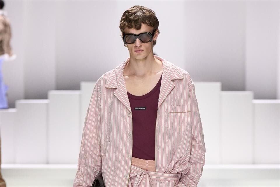 Con siluetas amplias, pantalones de pliegues marcados, camisas oversize y sacos estructurados, la colección mezcla referencias clásicas con un aire moderno y urbano.