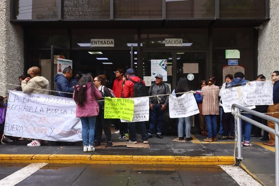 Ayer, trabajadores del Poder Judicial instalaron un campamento en el exterior de la sede, ante el temor de que se buscara reventar el paro.