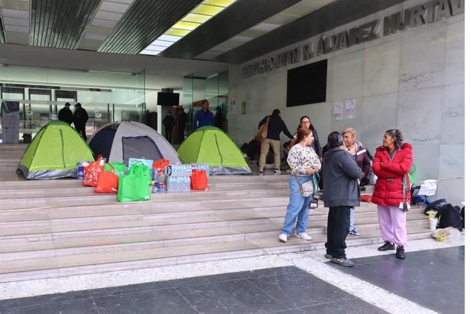 Trabajadores del Poder Judicial instalaron un campamento en el exterior de la sede, ante el temor de que se buscara reventar el paro.