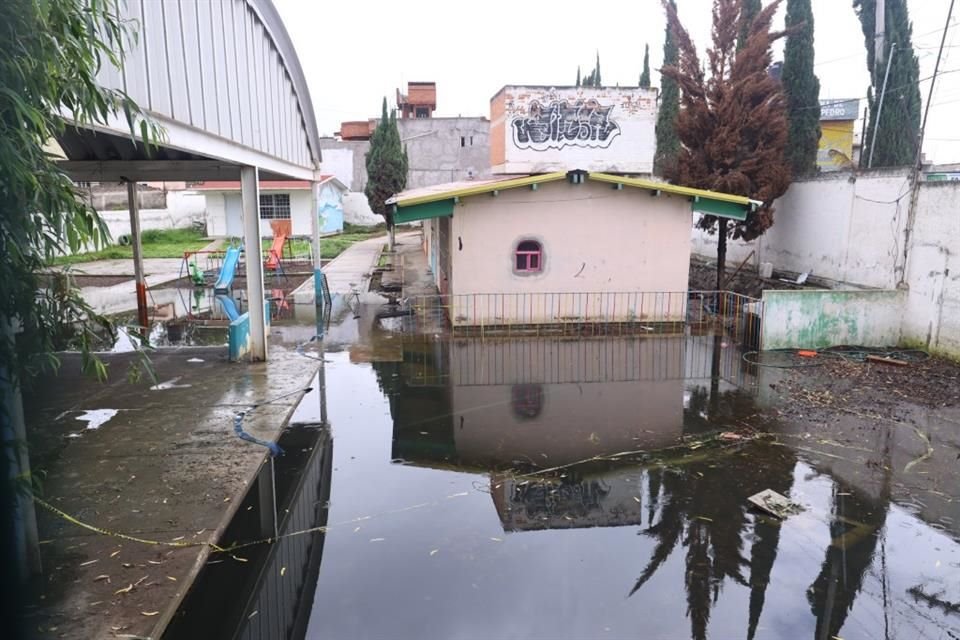 HUNDIMIENTOS AGRAVADOS. Desde el año pasado las anegaciones en el plantel se han dramatizado, a tal punto de tener que detener clases por hasta dos meses.