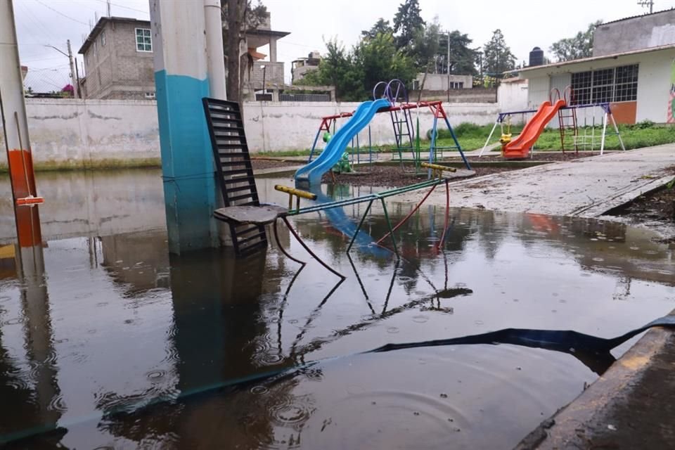 El sábado en el plantel se realizaron labores de desazolve, sin embargo, horas más tarde la lluvia volvió a dejar zonas inundadas.