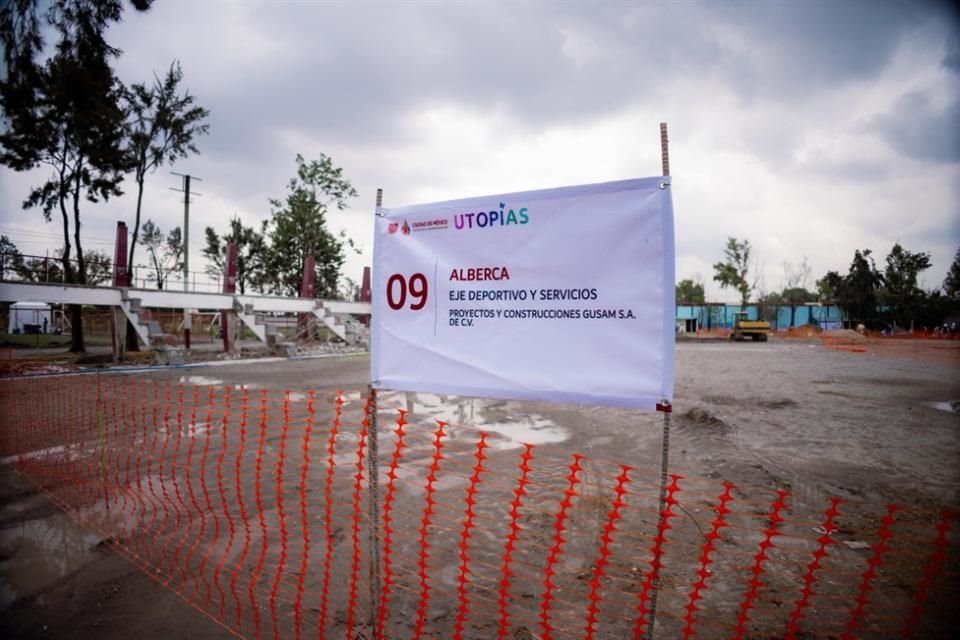 Unas gradas son demolidas para instalar una alberca.