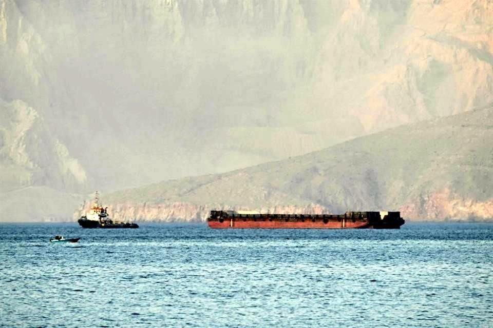 Por el estrecho de Ormuz, una vía navegable entre Irán y Omán, circulan entre 18 millones y 19 millones de barriles diarios de crudo y combustibles.