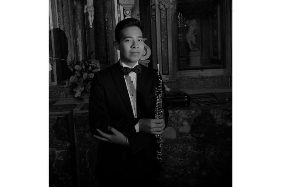 Nedley Robles, nacido en la capital oaxaqueña, comenzó su formación musical a los 6 años en la Orquesta Infantil y Juvenil Libertad.