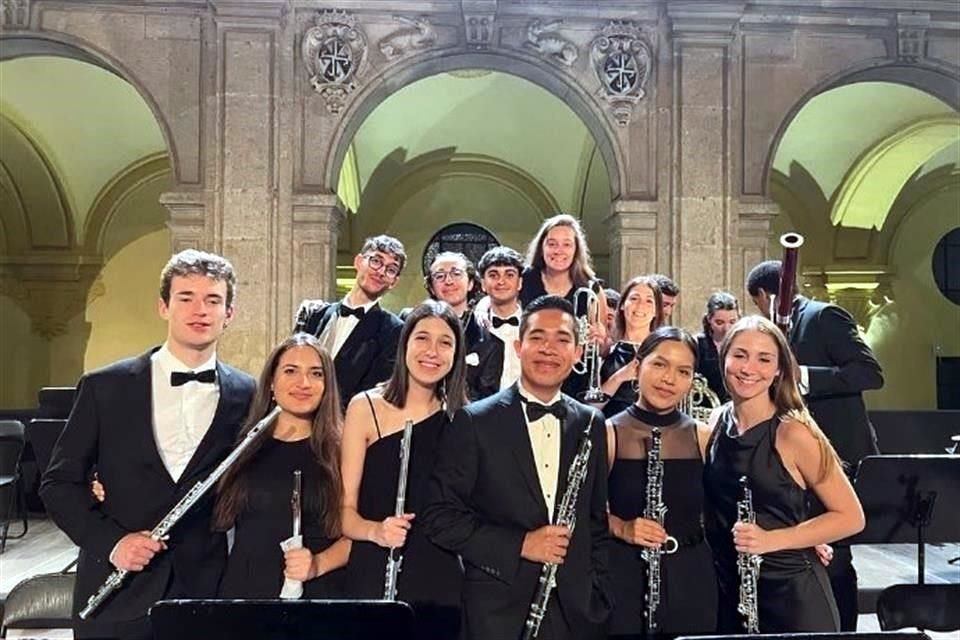 El músico mexicano durante una gira con la orquesta Freixenet por ciudades de España, el año pasado.