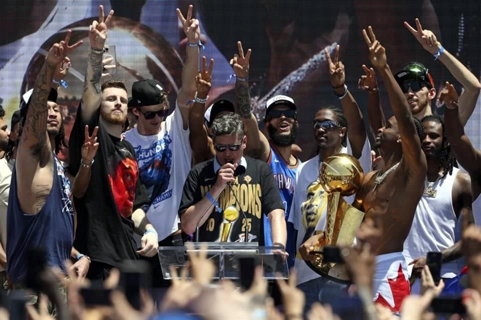 David Holt, Alcalde de Oklahoma City, felicitó a los campeones.