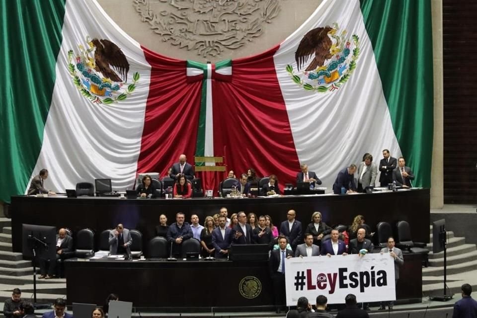 En Cámara de Diputados, donde se discute sobre iniciativa para crear Ley Nacional Investigación e Inteligencia, llamada por la Oposición 'Ley Espía', también hay criticas por advertencia al INE.
