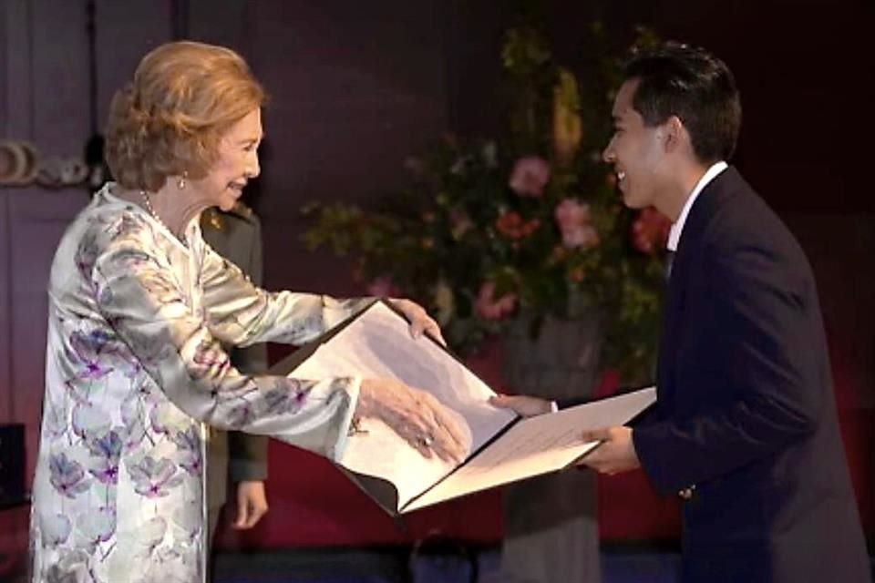 El joven músico Nedley Robles recibe el reconocimiento como  mejor alumno de la Cátedra de Oboe Fundación Damm de la Escuela Superior de Música Reina Sofía.