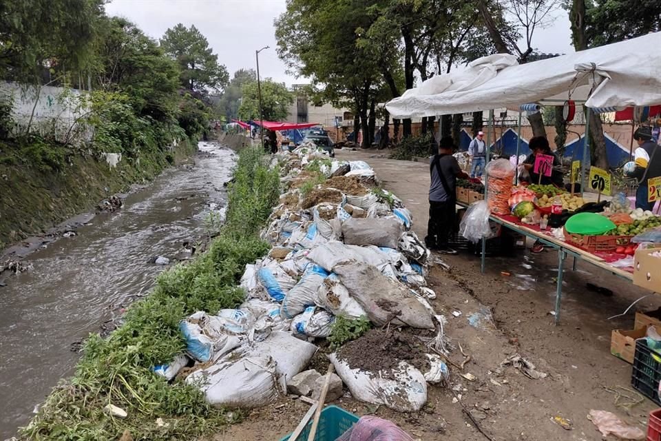 Die Bewohner haben ihre Aktivitäten entlang des durch Sandsäcke blockierten Verde River wieder aufgenommen.