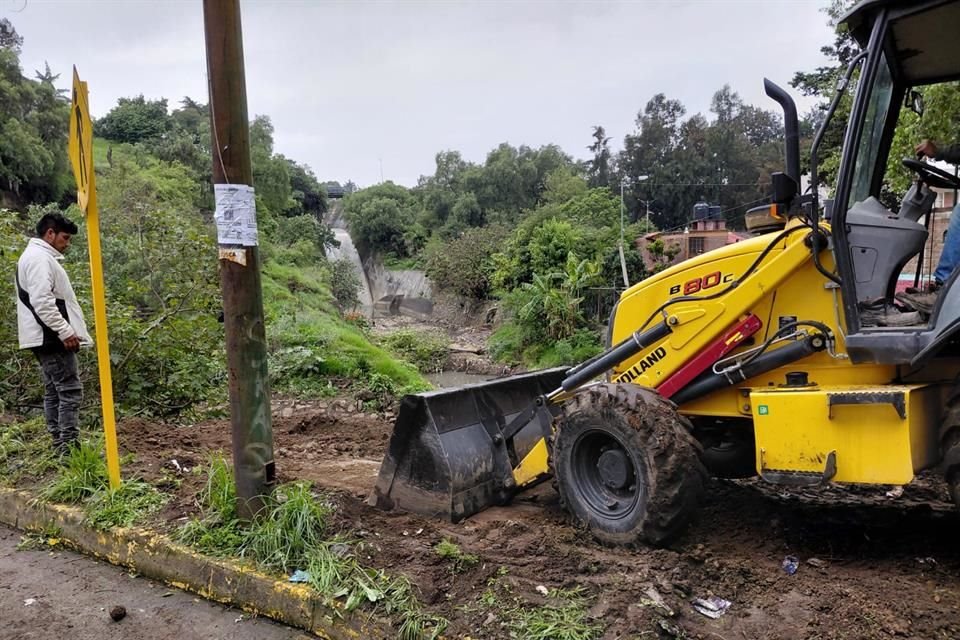Zwei Tage nach der Überschwemmung im Viertel Nueva San Rafael arbeiten die Behörden mit Maschinen daran, das Gebiet zu säubern.