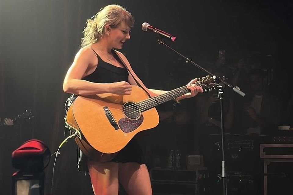 Taylor Swift sorprendió a mil 200 fans en Nashville al interpretar 'Shake It Off' en un concierto benéfico organizado por Travis Kelce.