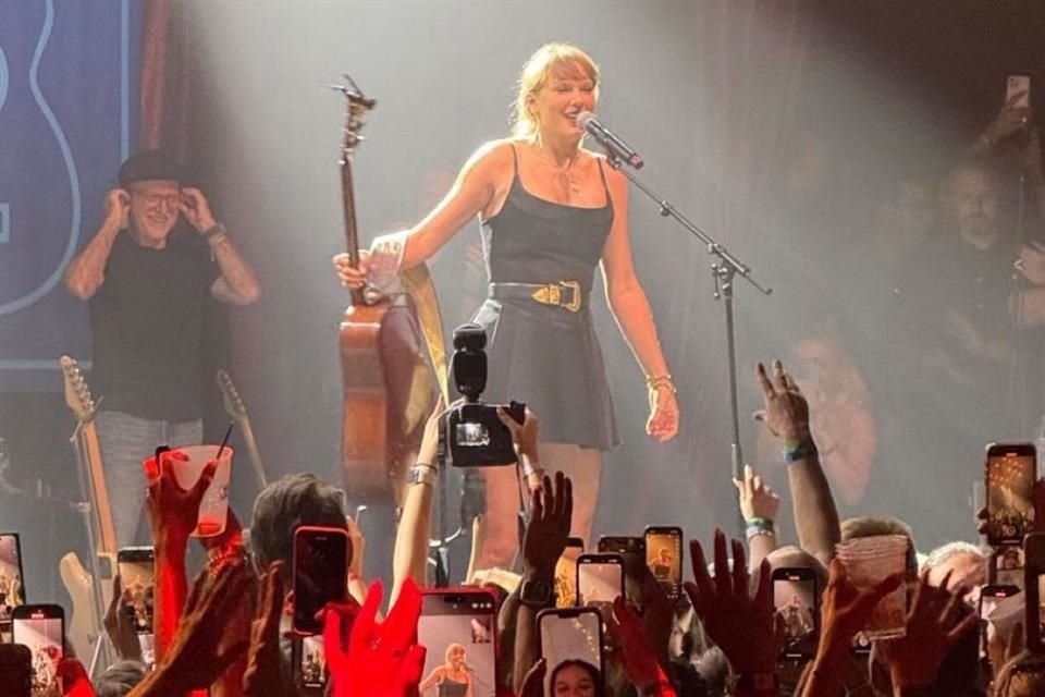 La superestrella del pop apareció de forma espontánea en el escenario del Brooklyn Bowl durante el evento 'Tight Ends & Friends', una gala organizada por la Tight End University.