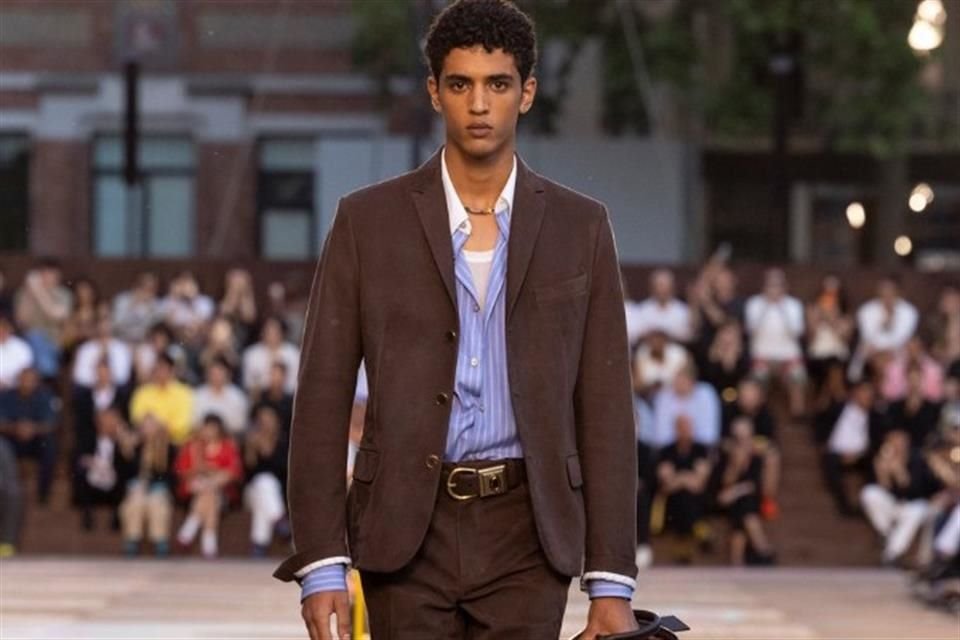 La casa de moda Louis Vuitton dio pie al inicio de su colección de Primavera-Verano dirigida al género masculino con diferentes propuestas tanto de accesorios, zapatos, sastrería ylentes de sol.