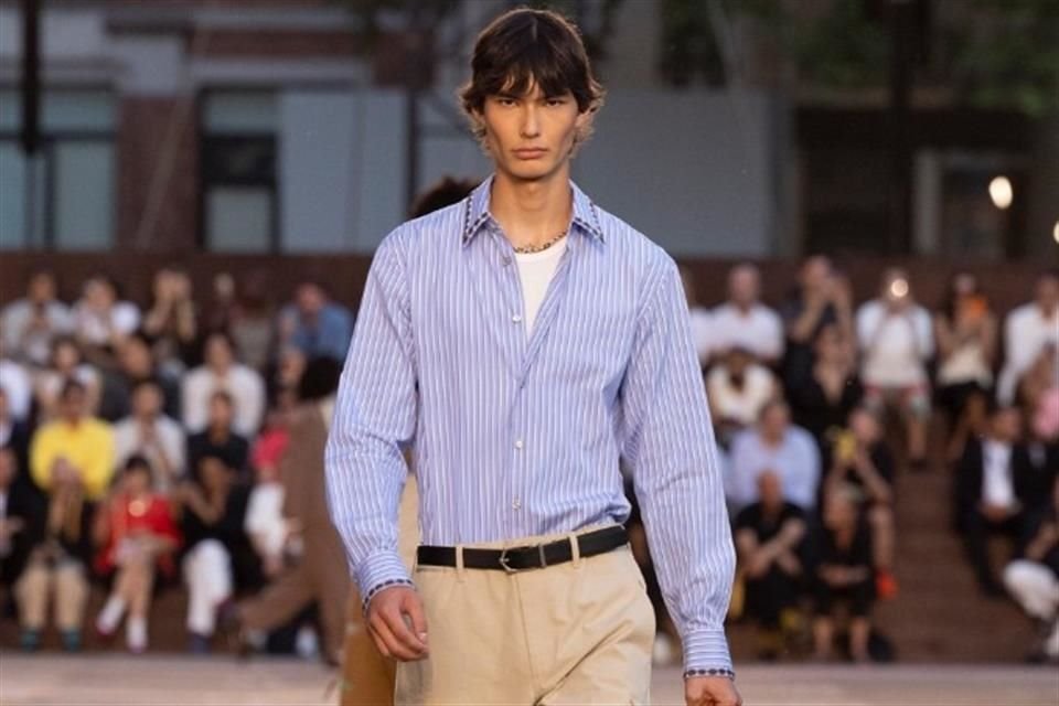 Al inicio del desfile, los asistentes gozaron de un inusual diseño en la pasarela, ya que el estilo del suelo tenía la apariencia física del tablero de juego de mesa indio 'Serpientes y escaleras'