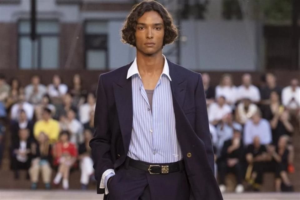 La colección masculina fue presentada por el músico Pharrell Williams, quien dejó impregnado los entornos sensoriales de la India.