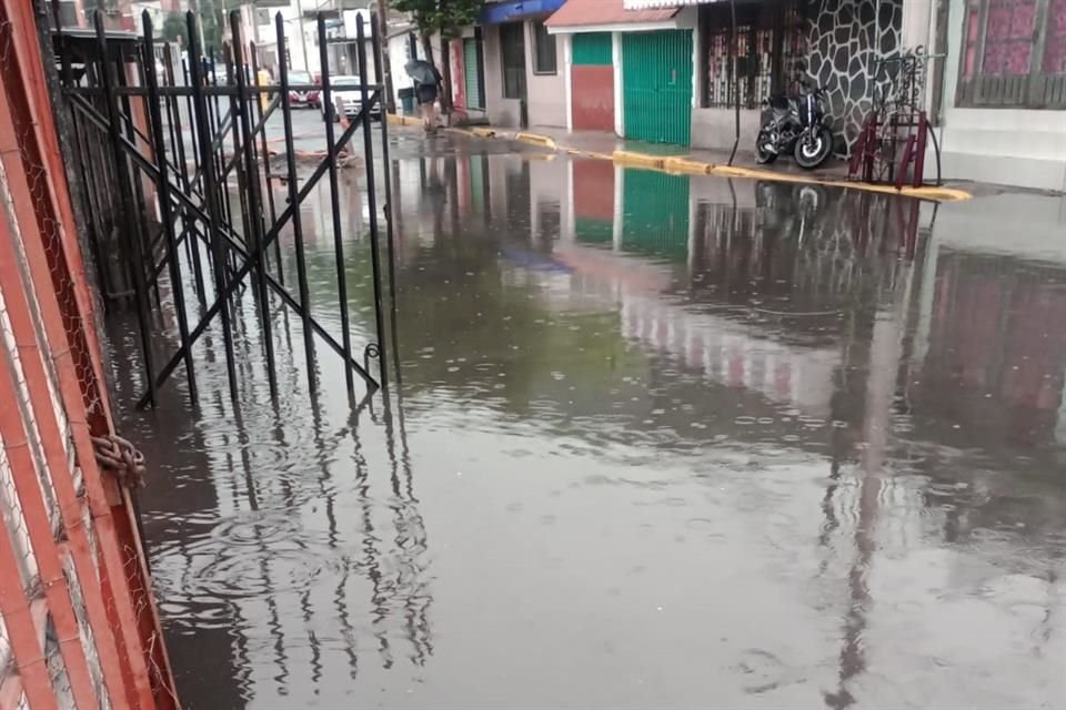 En Iztapalapa, sevicios de emergencia atienden un encharcamiento en la Colonia Ejército de Oriente Indeco II Issste.