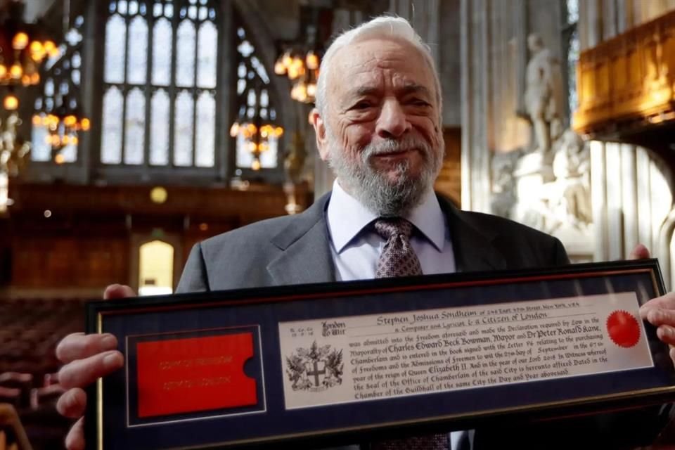 El conjunto incluye borradores de variaciones en las letras de 'I'm Still Here', de 'Follies', y 'Putting It Together', de 'Sunday in the Park with George'.