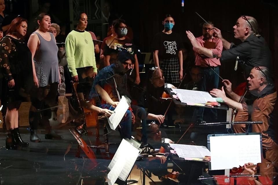 El director concertador Wolfgang Wengenroth durante un ensayo con la Compañía Nacional de Ópera, la Orquesta y el Coro del Teatro de Bellas Artes de la obra 'Un re in ascolto'.