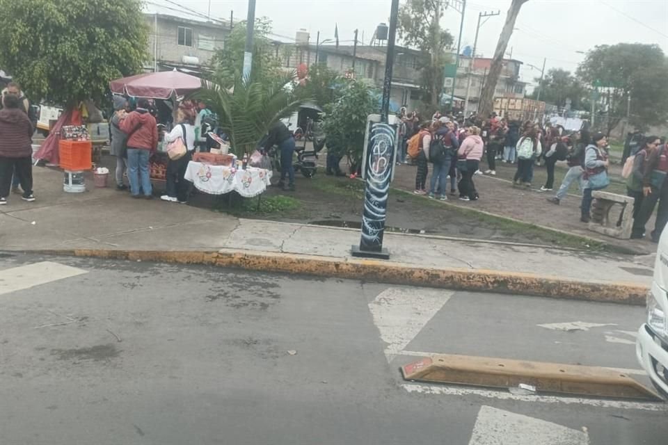 Pobladores y ejidatarios rodearon el predio, para evitar el inicio de la construcción de la Utopía que rechazan.