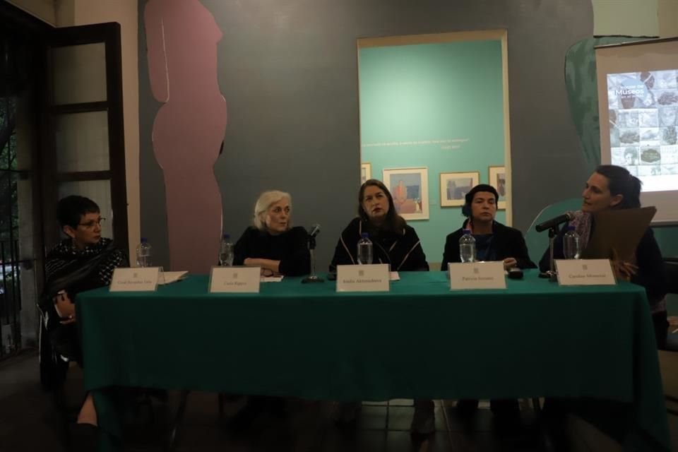 Coral Revueltas Valle, Carla Rippey, Ioulia Akhmadeeva, Patricia Soriano y Caroline Montenat durante el conversatorio Mujeres en la Gráfica.