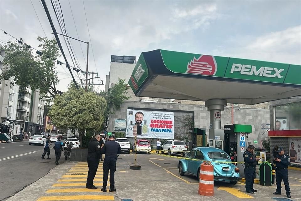 Como el automovilista se negó, el hombre armado jaló el gatillo, le arrebató sus pertenencias y le indicó a su secuaz que acelerara.