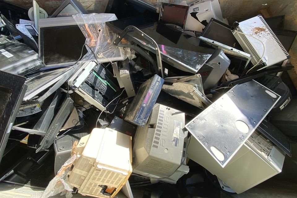 Los elementos de tierras raras hacen funcionar aparatos comúnes como lámparas fluorescentes y los imanes de los discos duros, hasta su empleo en generadores para parques eólicos.