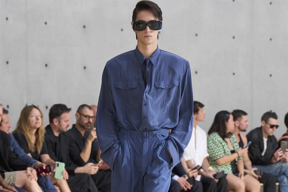 Camisa y pantalón en tonos azul combinados con corbata y lentes oscuros para la colección masculina de Verano Saint Laurent 2026.