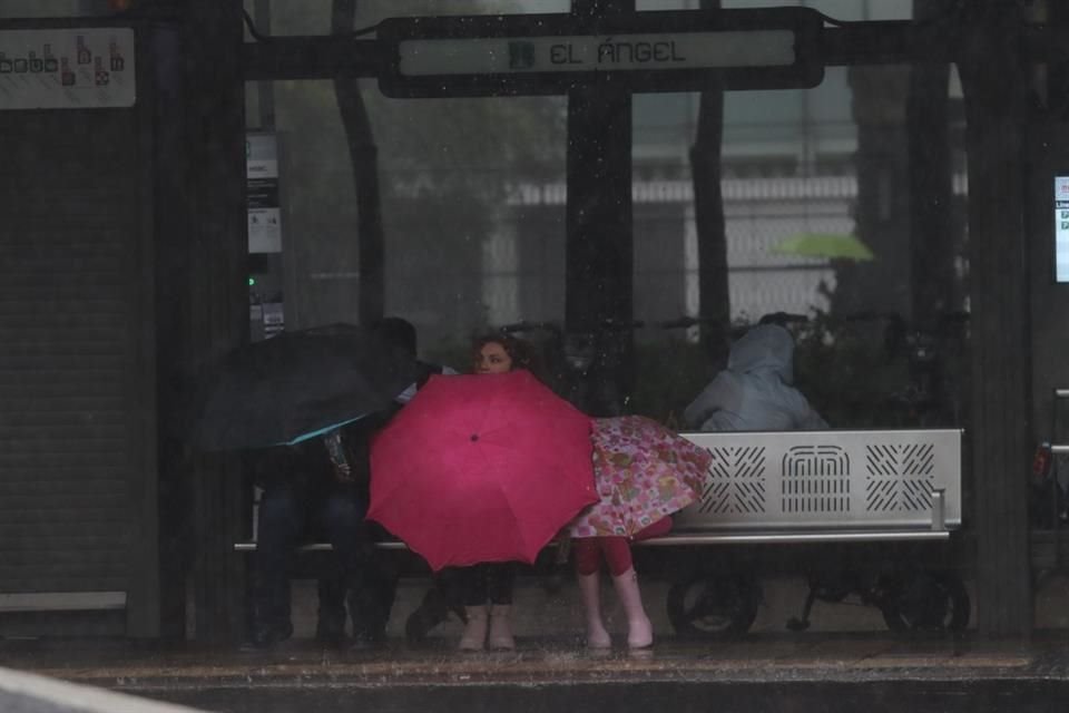 Diez de las 16 alcaldías de la CDMX tendrán fuertes lluvias durante las siguientes horas, informó Protección Civil.