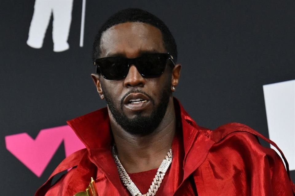 Una mujer demandó al rapero Sean 'Diddy' Combs y a su hijo por supuestamente manipularla para protagonizar una violación grupal.