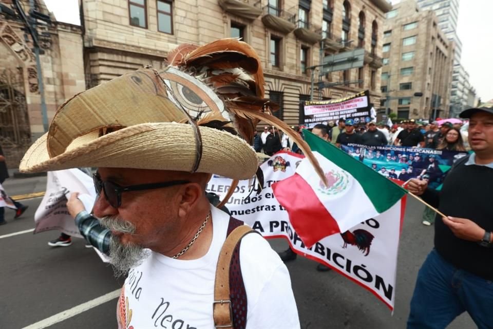 En la marcha hubo personas con torres de jaulas en la espalda, caballos, topadas de gallos y hasta gente disfrazada de aves.
