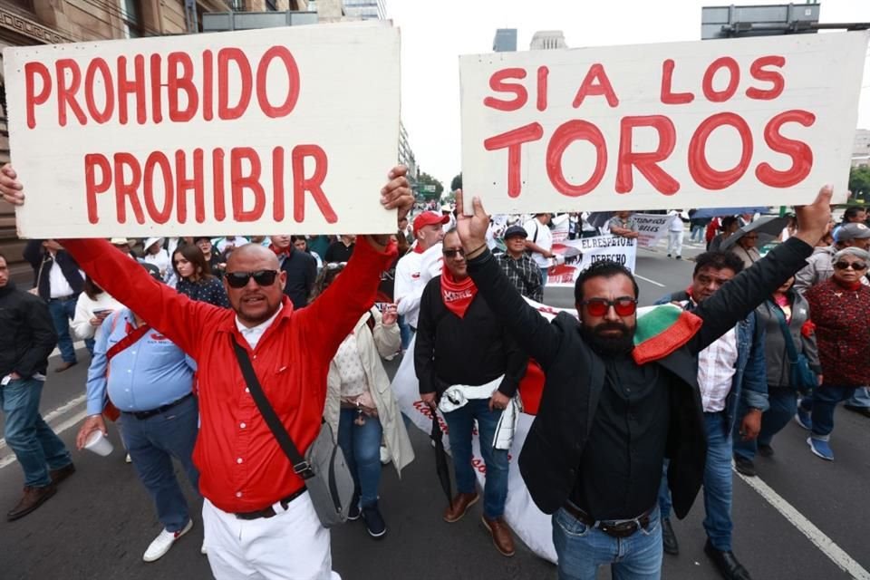 Gli appassionati di corrida protestano nei pressi di Donceles.