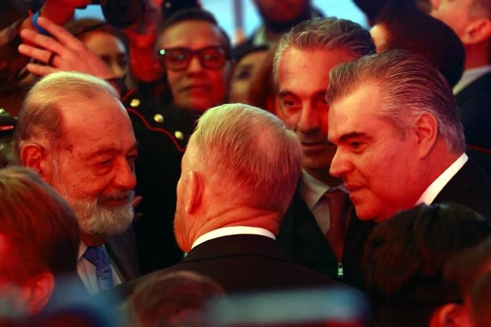 Los empresarios Carlos Slim Helú, Carlos Slim Domit y el presidente del Consejo Coordinador Empresarial conversan con el Embajador estadounidense.