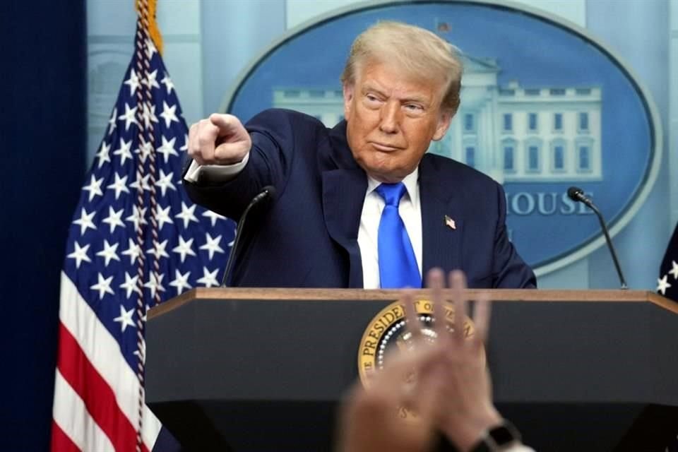 Trump aseveró que Ayatolá Ali Jamenei está vivo gracias a él y dijo que consideraría bombardear de nuevo Irán si tiene suficiente uranio.