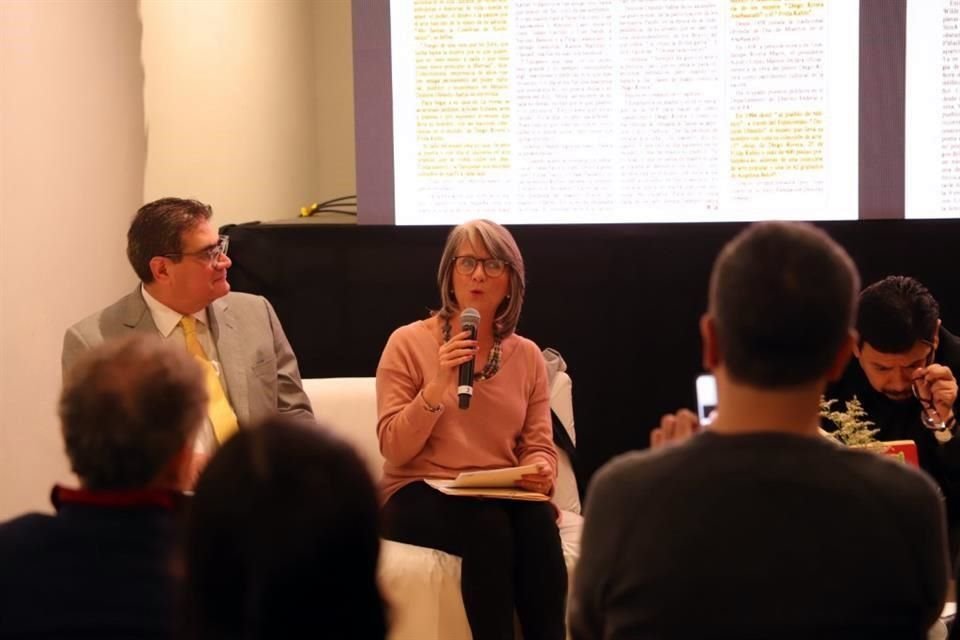 El notario Miguel Ángel Beltrán Lara y la periodista cultural Adriana Malvido durante la charla.