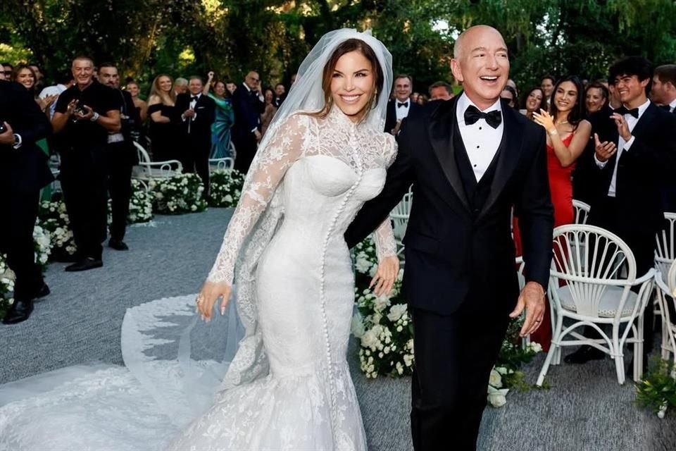 Jeff Bezos y Lauren Sánchez se casaron en Venecia en una ceremonia de lujo, rodeados de celebridades y celebrando su amor.