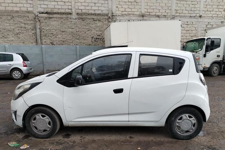 Asimismo, en la unidad hallaron 149 envoltorios que contenían aparente cocaína en piedra y 76 más con polvo blanco similar a la cocaína.