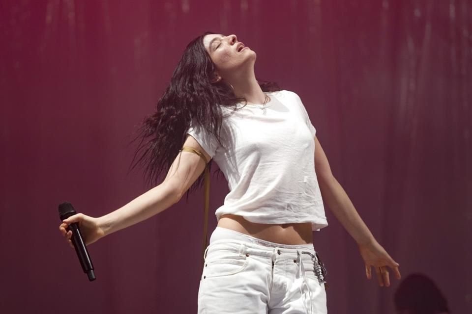 La cantante neozelandesa Lorde dio un concierto sorpresa en el festival de Glastonbury, en Inglaterra, el viernes, día del lanzamiento de su cuarto y esperado álbum, Virgin.