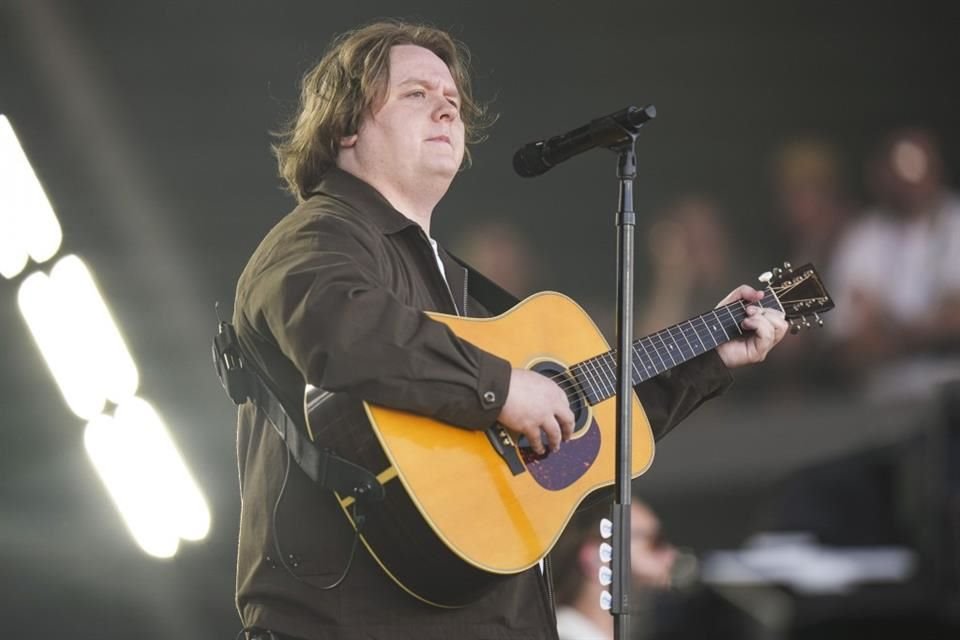 Los asistentes al festival también esperan ver al cantante escocés Lewis Capaldi el viernes por la tarde en el famoso escenario 'Pyramid Stage', en un horario indicado como 'TBA' ('por anunciar').