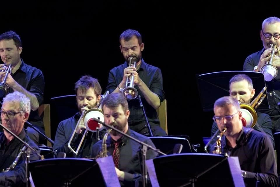 Como ensamble residente del Festival Paax GNP 2025, la big band ha hecho un recorrido jazzístico con homenajes a Ella Fitzgerald, a la 'West Side Story' de Leonard Bernstein y a los grandes del swing.
