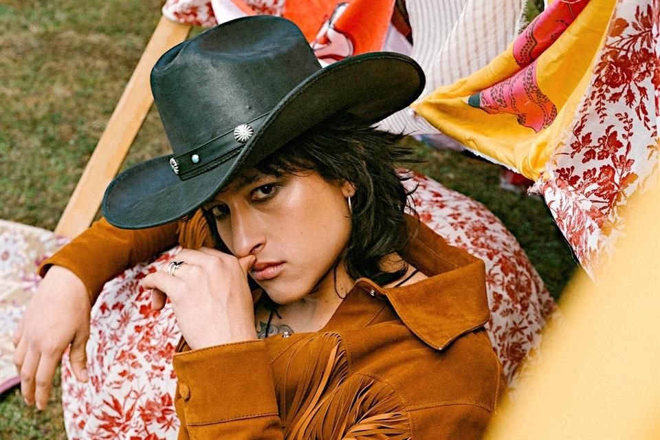 Utiliza materiales como cuero y la gamuza para sus chamarras.