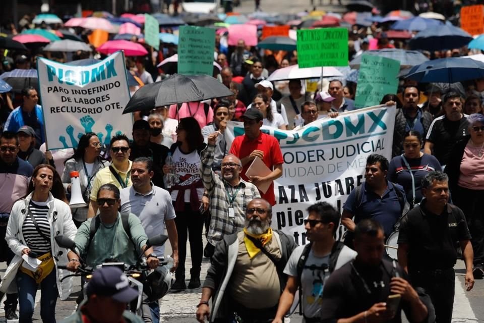 Desde distintas sedes judiciales, trabajadores se movilizaron para marchar hasta el Zócalo.