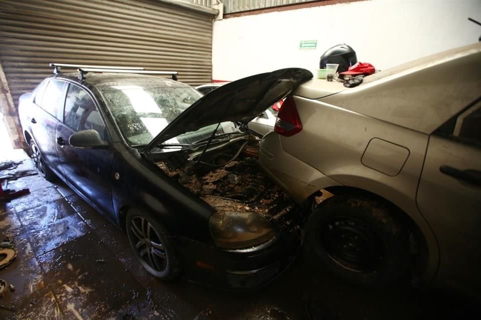 Así se encuentran los autos dentro de un taller, luego de la inundación en Pedro Juan Mirassou y Adolf Horn.