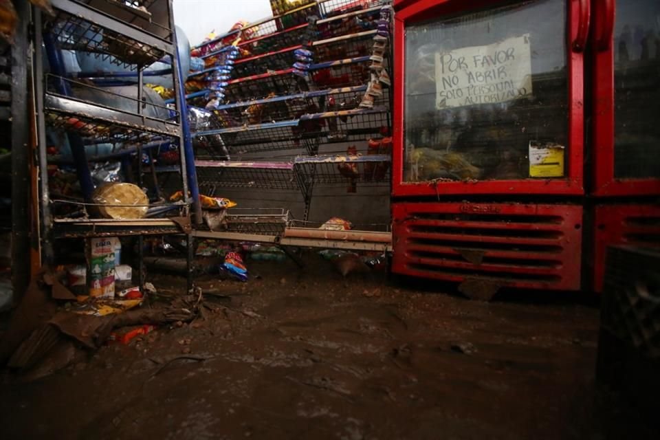 Miles de pesos se perdieron en mercancía, en una tienda de abarrotes.