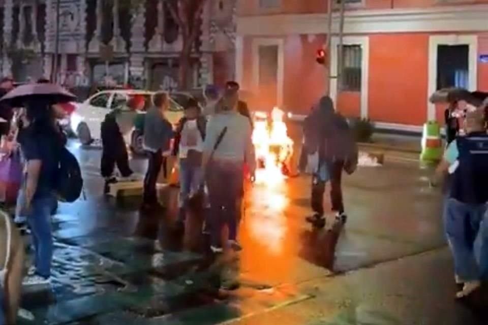 Las personas prendieron una fogata afuera de la dependencia.