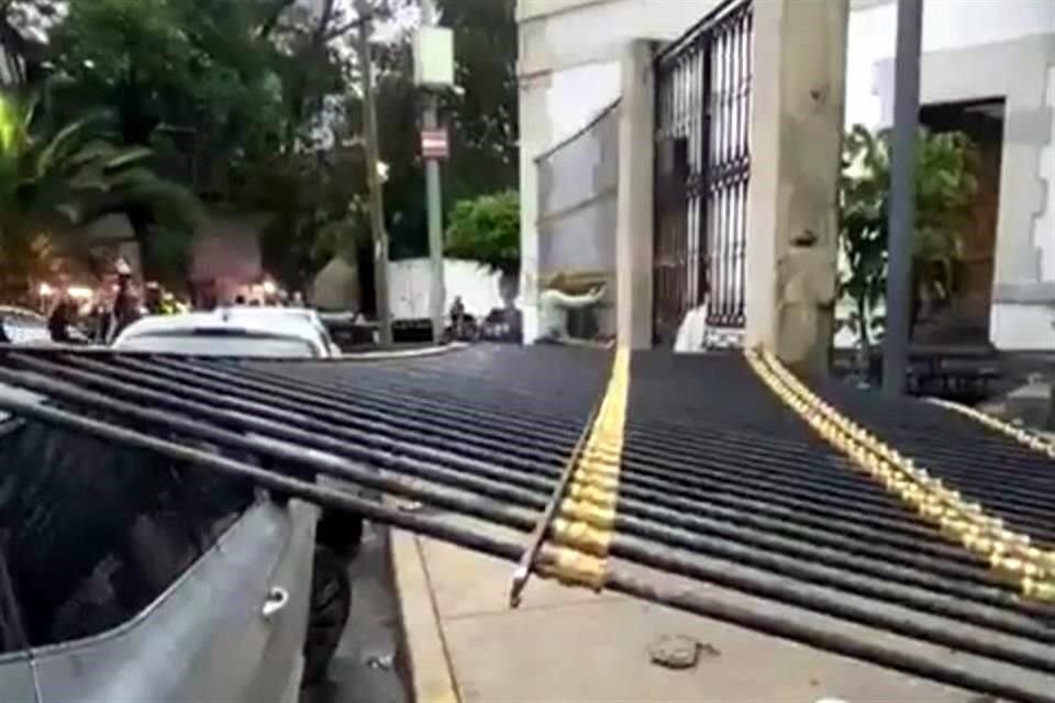 Una reja fue derribada.