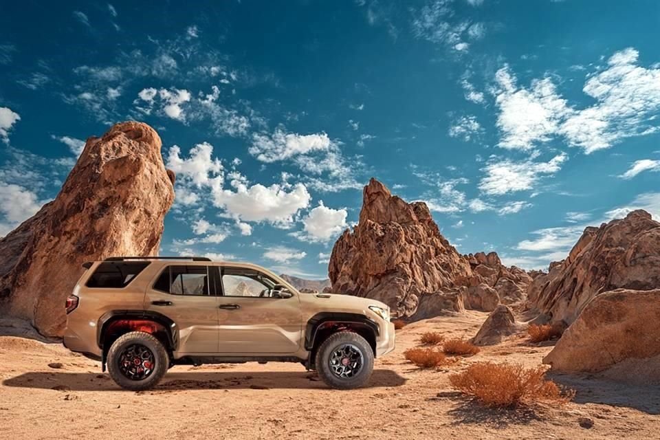 Ele oferece economia de combustível combinada de até 12,46 km/l no modelo TRD Pro Hev.